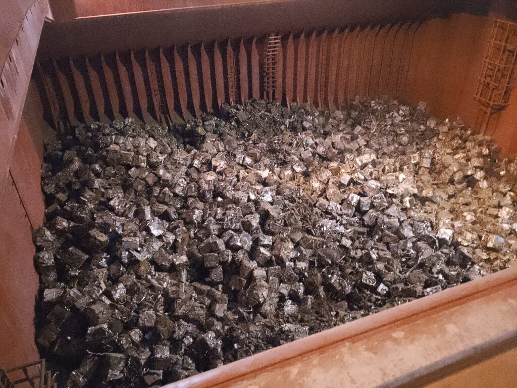 Barco con chatarra a granel zarpa al extranjero